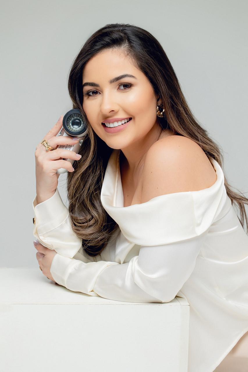 Dra. Sabrina Araújo, médica dermatologista, com dermatoscópio
